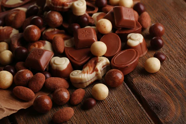 Verschillende soorten chocolade op houten tafel close-up — Stockfoto