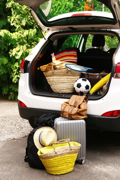 Maletas y bolsas en maletero de coche listas para salir de vacaciones — Foto de Stock