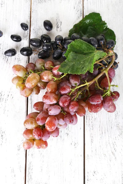 Bunch of grape on wooden background — Stock Photo, Image