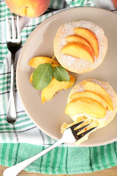 Sabrosos mini pasteles con melocotón fresco, en el plato —  Fotos de Stock