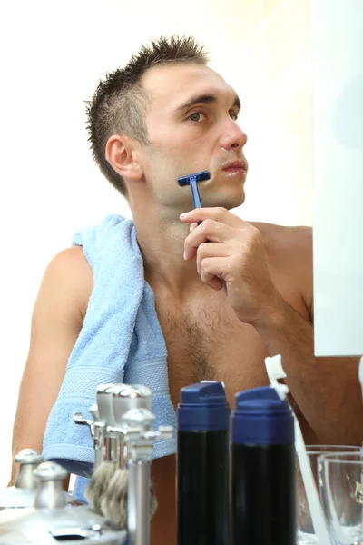 Man shaving his beard — Stock Photo, Image