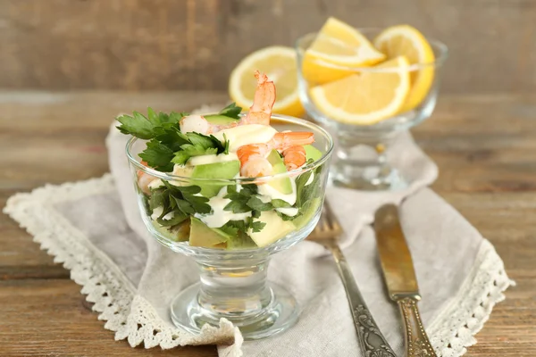 Smakelijke Salade met garnalen en avocado, op houten achtergrond — Stockfoto