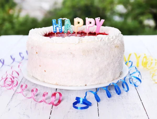 Torta sul tavolo primo piano — Foto Stock