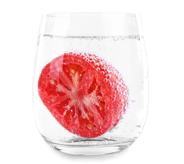 Tomaat in glas water geïsoleerd op wit — Stockfoto
