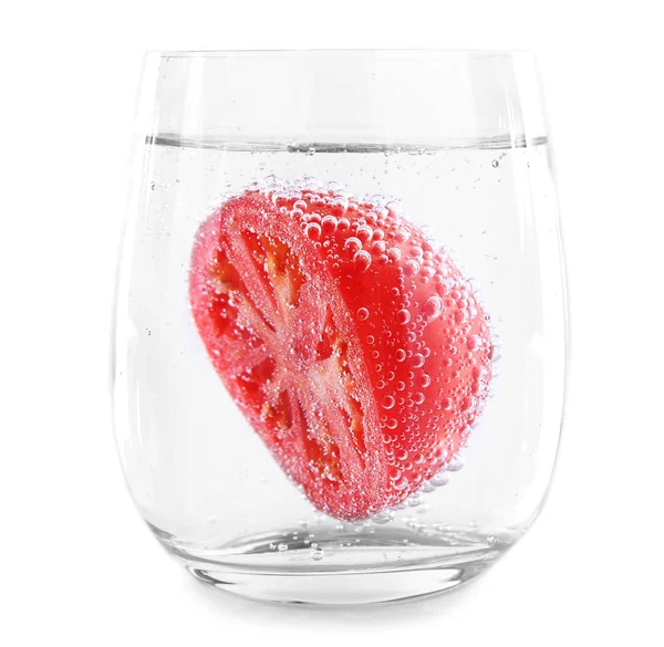 Tomate im Glas Wasser isoliert auf weiß — Stockfoto