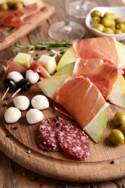 Tablo yakın çekim üzerinde prosciutto ile lezzetli kavun