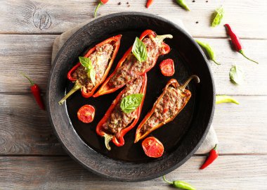 lezzetli masa yakın çekim tavada biber dolması