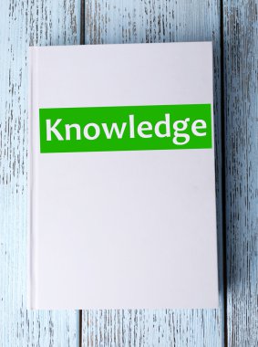 Tablo üzerinde beyaz kitap