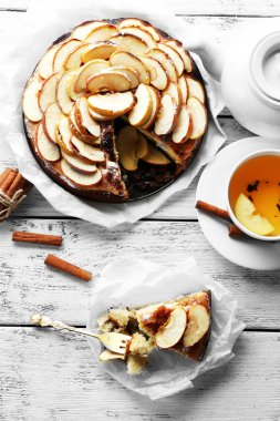 ev yapımı elma turtalı üzerinde sunulan tablo, yakın çekim