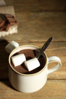 sıcak çikolata şekerleme kupa, ahşap zemin üzerinde