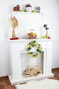 rahat oturma odasında güzel süslemeleri ile şömine