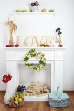 rahat oturma odasında güzel süslemeleri ile şömine