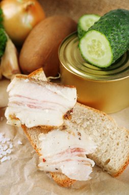 Pastırma, taze sebze, haşlanmış yumurta ve ekmek, tahta arka planda. Köy kahvaltısı.