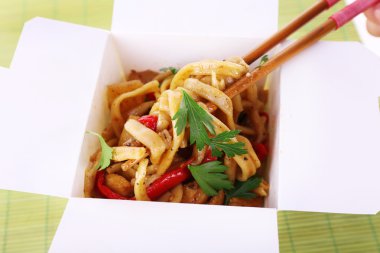 Paket servisi olan restoran kutusunda mat zemin üzerine kızarmış noodle