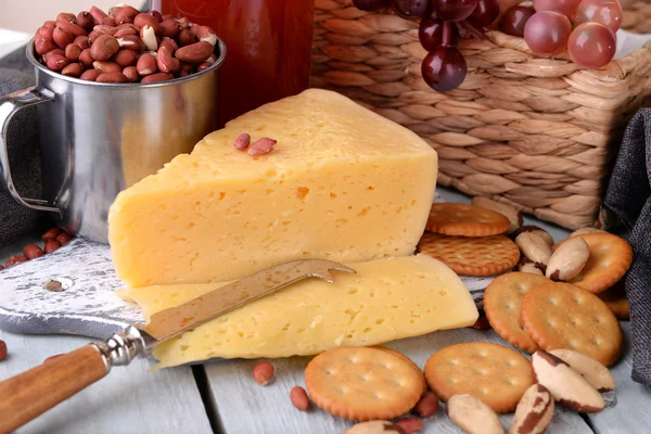 Wine, cheese and crackers on wooden table close-up — Stock Photo, Image