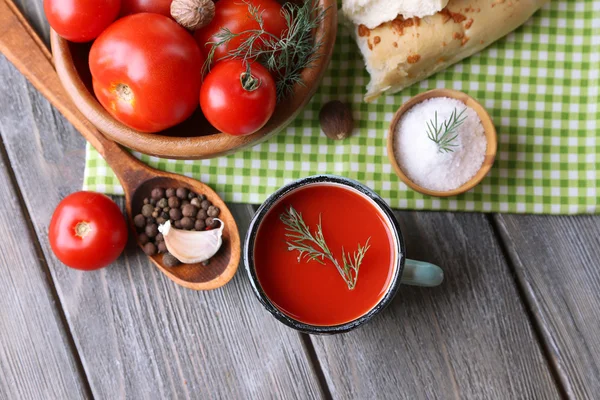 Hemlagad tomatsaft i färg mugg, bröd pinnar, kryddor och färska tomater på trä bakgrund — Stockfoto