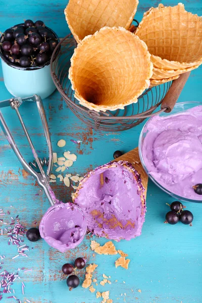 Tasty ice cream with fresh berries on old blue wooden table — Stock Photo, Image