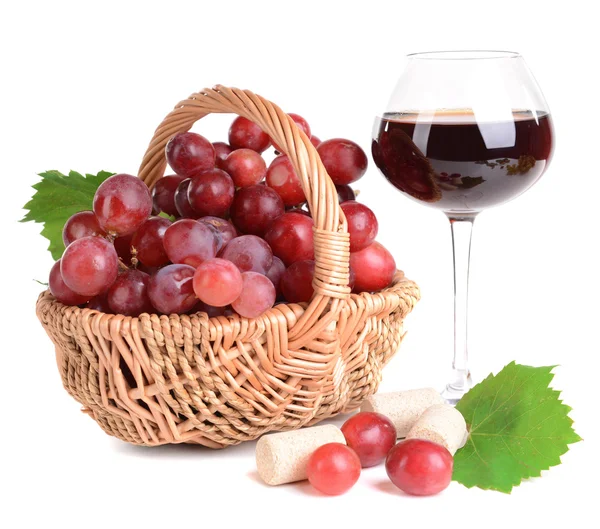 甜红葡萄在柳条篮子和杯酒上白色孤立 — 图库照片