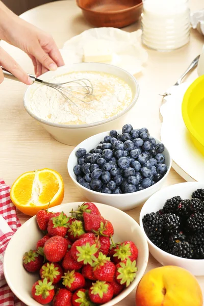 Cuocendo la torta saporita e gli ingredienti per esso su tavolo in cucina — Foto Stock