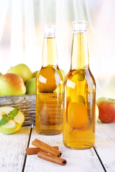 Natura morta con sidro di mele e mele fresche sul tavolo di legno — Foto Stock