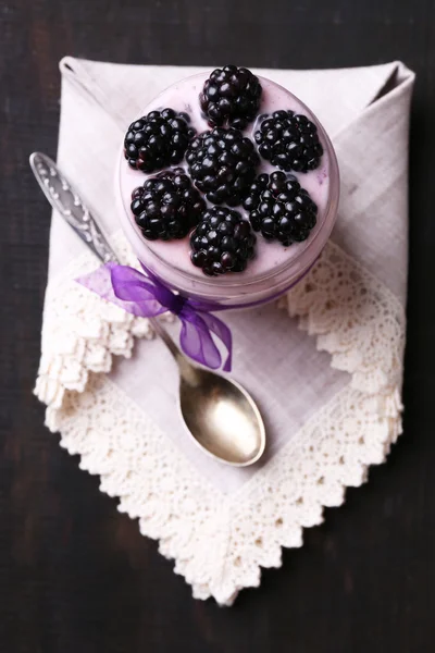 Desayuno saludable yogur con moras y muesli servido en frasco de vidrio, sobre fondo de madera oscura — Foto de Stock