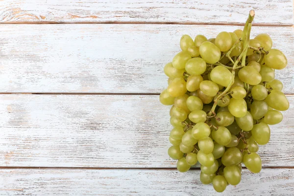 Ramo de uvas maduras sobre fondo de madera gris —  Fotos de Stock