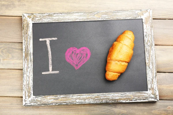 Me encanta el croissant escrito en pizarra — Foto de Stock
