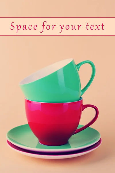 Colorful cups on pink — Stock Photo, Image