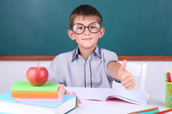 Schoolboy sitting in classroom — Stock Photo, Image