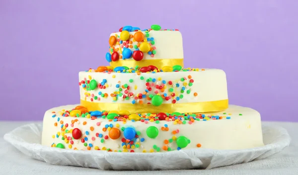 Mooie smakelijke verjaardagstaart op kleur achtergrond — Stockfoto