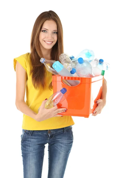 Joven clasificación de botellas de plástico aislado en blanco — Foto de Stock