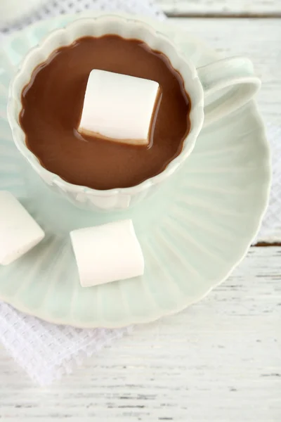 Gorąca czekolada z marshmallows w kubek, na drewnianym stole kolor, na jasnym tle — Zdjęcie stockowe