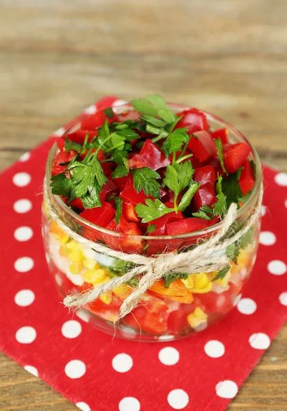 Salade de légumes dans un bocal en verre, sur fond bois — Photo