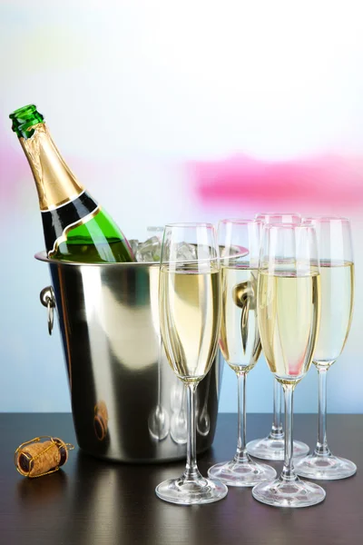 Champagner in Gläsern und Flasche im Restaurant — Stockfoto