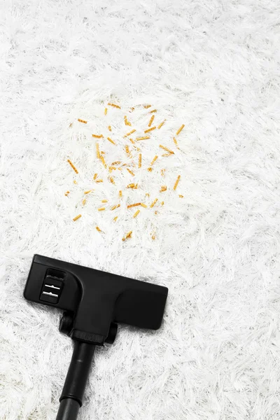 Vacuum cleaner to tidy up carpet — Stock Photo, Image