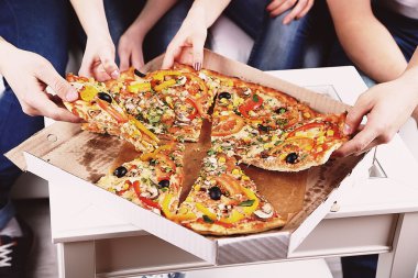 genç arkadaş divan Oturma odasında pizza yemek grubu