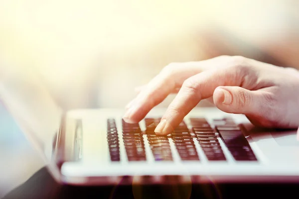 Mani femminili sul computer portatile, primo piano — Foto Stock