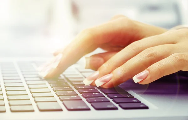 Mani femminili sul computer portatile, primo piano — Foto Stock