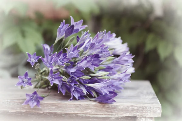 Lente boeket op houten tafel, buitenshuis — Stockfoto