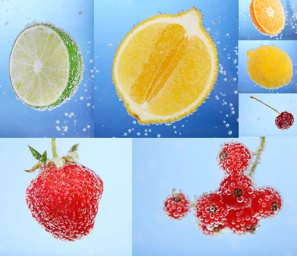 Collage de fruits et de baies dans l'eau avec bulles sur fond bleu — Photo