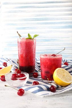 Taze soğuk kiraz kokteyl