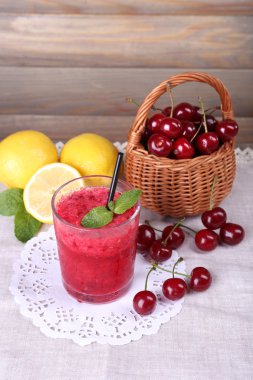 Taze soğuk kiraz kokteyl