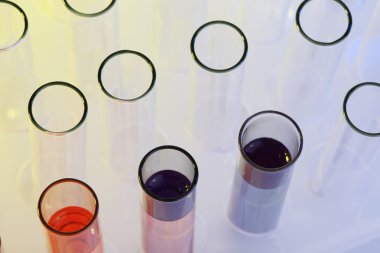 test tüpleri sıvı ile