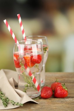 Çilek ile lezzetli serin içecek