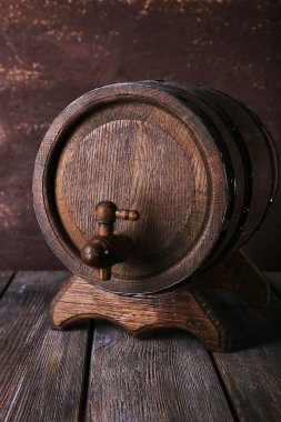Ahşap masa üzerinde varil
