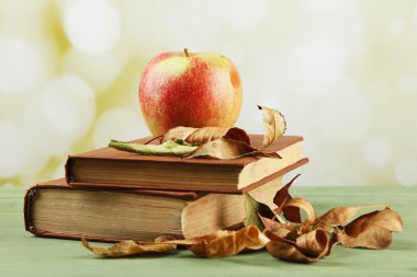 kitap ve kuru yaprakları ile elma