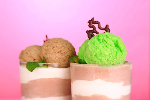 Mousse de chocolate saborosa com sorvete no fundo rosa — Fotografia de Stock