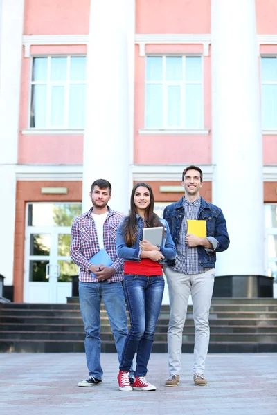 Studenten in de buurt van Universiteit — Stockfoto