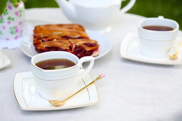 Tazas de té y sabroso pastel en la mesa — Foto de Stock