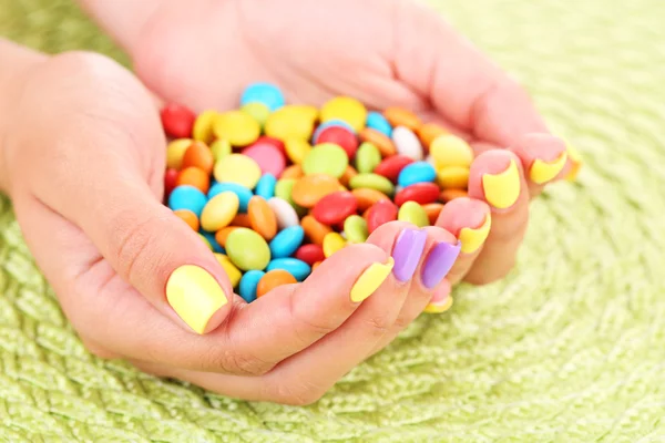 Handen met multicolor snoepjes — Stockfoto